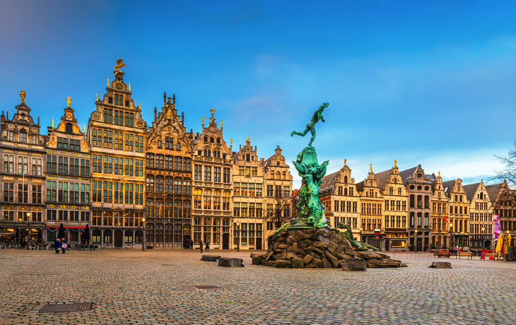 Großer Platz mit Brabobrunnen und historischen Fassaden in Antwerpen. - © SeanPavonePhoto - stock.adobe.com