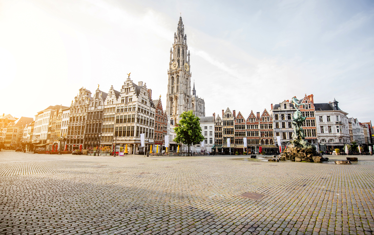 Großer Platz mit Brabobrunnen und historischen Fassaden in Antwerpen. - © SeanPavonePhoto - stock.adobe.com