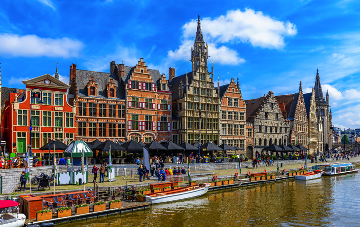 Historische Architektur und Straßen in Gent, Belgien, bei Sonnenuntergang in sanfter Dämmerung. - © TTstudio - stock.adobe.com