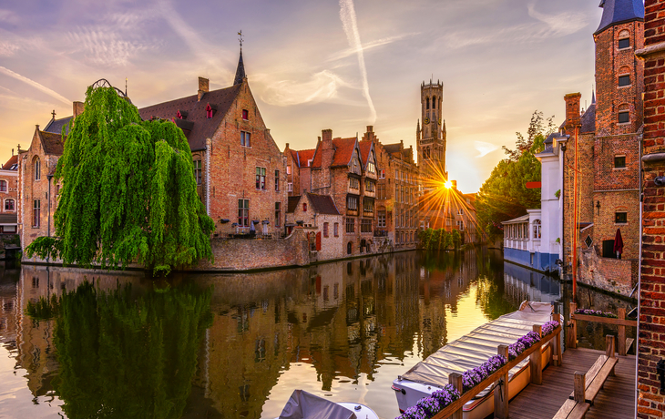 Historische Architektur und Straßen in Gent, Belgien, bei Sonnenuntergang in sanfter Dämmerung. - © TTstudio - stock.adobe.com