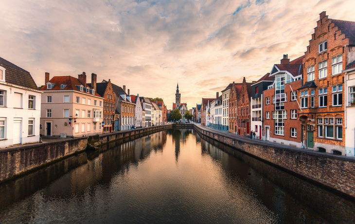 Historische Architektur und Straßen in Gent, Belgien, bei Sonnenuntergang in sanfter Dämmerung. - © TTstudio - stock.adobe.com
