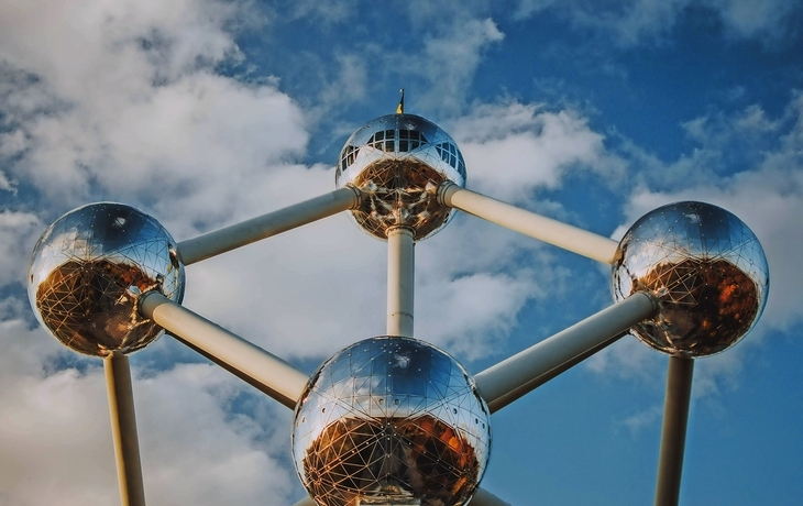 EU-Flaggen wehen vor einem modernen Gebäude in der Sonne. - © Symbiot - stock.adobe.com