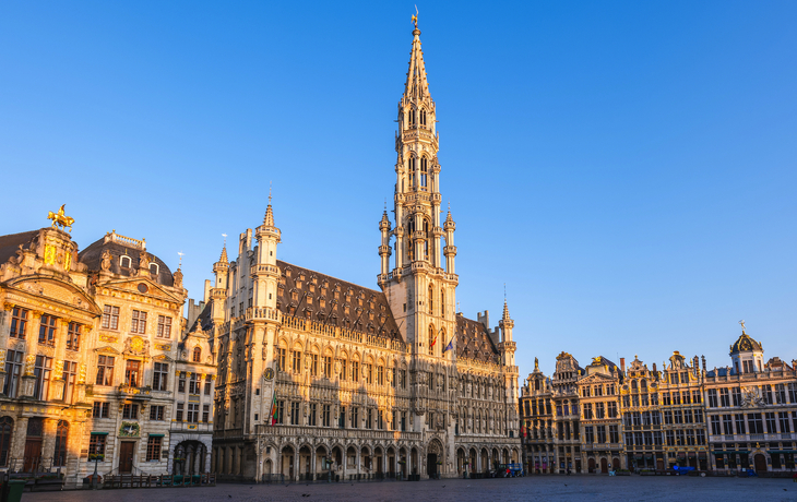 EU-Flaggen wehen vor einem modernen Gebäude in der Sonne. - © Symbiot - stock.adobe.com
