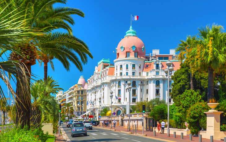 Boulevard in Nizza mit Hotel und Palmen im Vordergrund. - © Aleh Varanishcha - stock.adobe.com