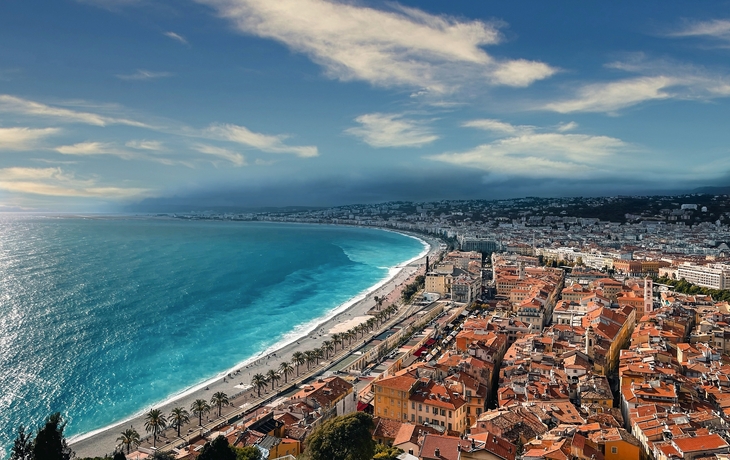 Boulevard in Nizza mit Hotel und Palmen im Vordergrund. - © Aleh Varanishcha - stock.adobe.com
