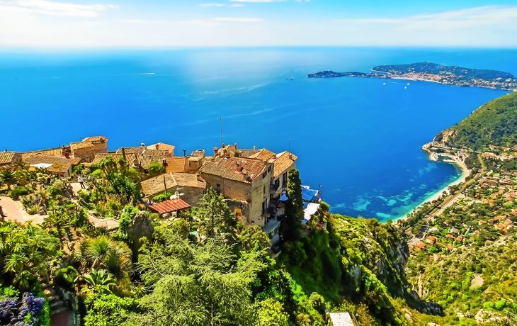 Hafen von Monaco mit Yachten und Gebäuden vor blauem Meer und Himmel. - © Sergii Figurnyi - stock.adobe.com