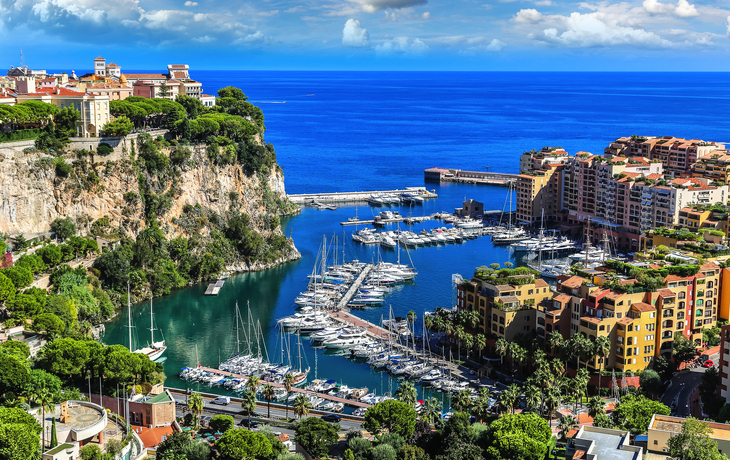 Hafen von Monaco mit Yachten und Gebäuden vor blauem Meer und Himmel. - © Sergii Figurnyi - stock.adobe.com