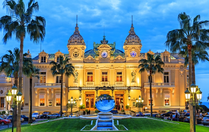 Hafen von Monaco mit Yachten und Gebäuden vor blauem Meer und Himmel. - © Sergii Figurnyi - stock.adobe.com