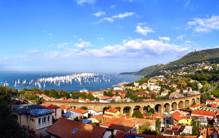 Wasserkanal in Stadt mit Booten und Gebäuden an beiden Seiten, blauer Himmel. - © Dieter Hawlan - Fotolia