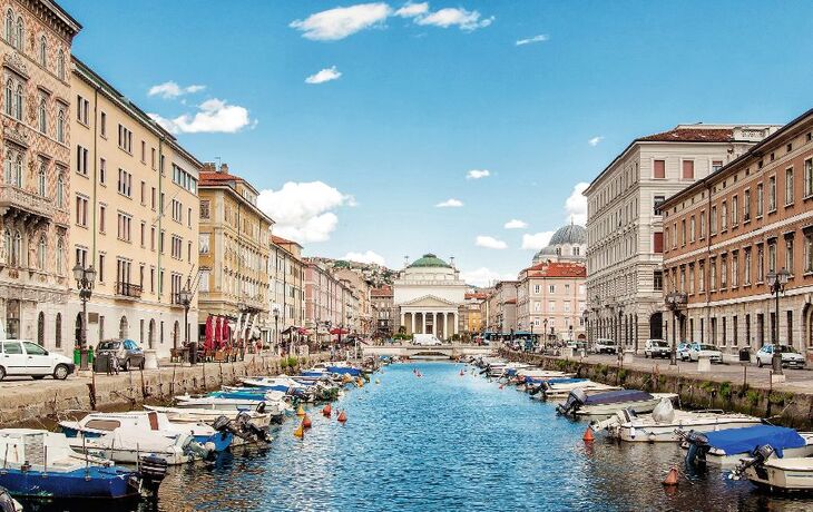Wasserkanal in Stadt mit Booten und Gebäuden an beiden Seiten, blauer Himmel. - © Dieter Hawlan - Fotolia