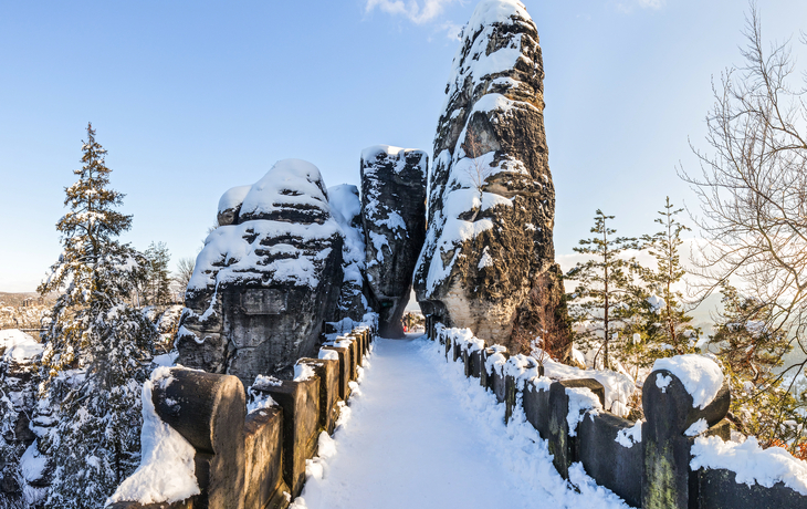 Eine steinerne Brücke zwischen Felsformationen in einer bewaldeten Landschaft. - © andiz275 - stock.adobe.com