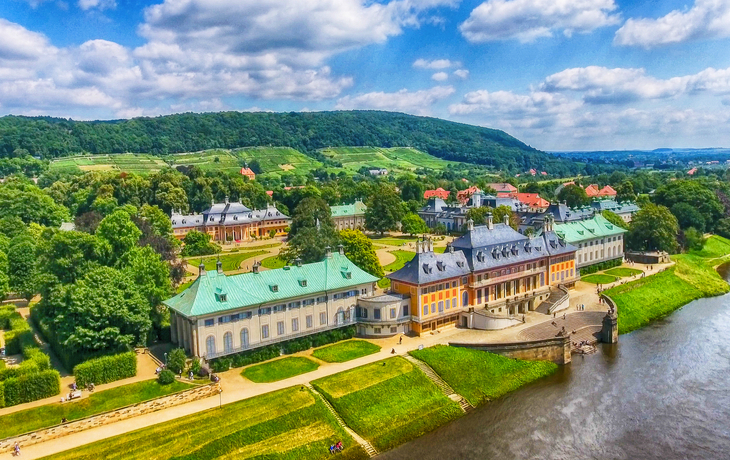 Eine steinerne Brücke zwischen Felsformationen in einer bewaldeten Landschaft. - © andiz275 - stock.adobe.com