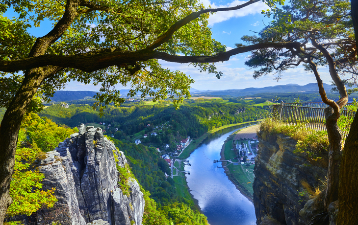 Eine steinerne Brücke zwischen Felsformationen in einer bewaldeten Landschaft. - © andiz275 - stock.adobe.com