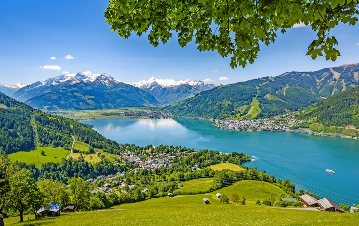 Staumauer in alpiner Landschaft mit See und schneebedeckten Bergen im Hintergrund. - © serkat Photography - stock.adobe.com