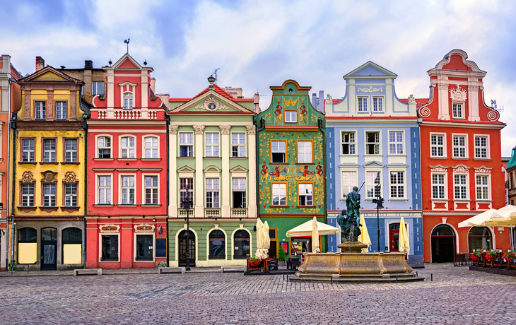 Bunte Renaissancefassaden am zentralen Marktplatz in Posen mit einer Brunnenskulptur im Vordergrund. - © Boris Stroujko - stock.adobe.com