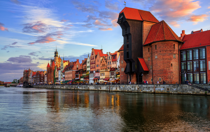 Bunte Renaissancefassaden am zentralen Marktplatz in Posen mit einer Brunnenskulptur im Vordergrund. - © Boris Stroujko - stock.adobe.com