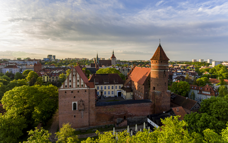 Stadtansicht mit Kirche und Fluss bei Sonnenuntergang aus der Vogelperspektive - © uslatar - stock.adobe.com