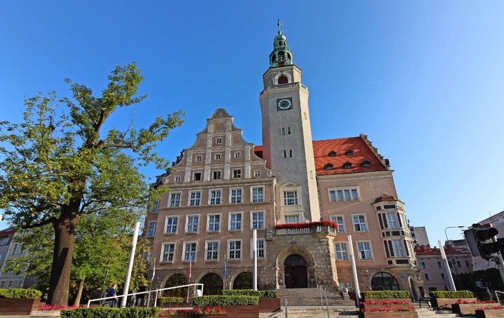 Stadtansicht mit Kirche und Fluss bei Sonnenuntergang aus der Vogelperspektive - © uslatar - stock.adobe.com