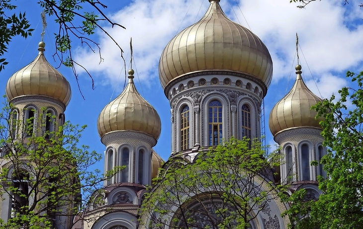 Panorama einer Stadt mit historischen Gebäuden und blauem Himmel. - © Sergii Figurnyi - stock.adobe.com