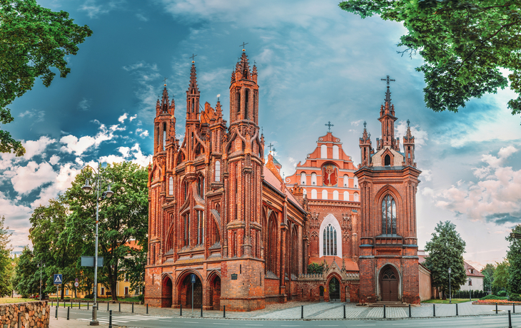 Panorama einer Stadt mit historischen Gebäuden und blauem Himmel. - © Sergii Figurnyi - stock.adobe.com