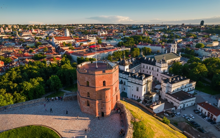 Panorama einer Stadt mit historischen Gebäuden und blauem Himmel. - © Sergii Figurnyi - stock.adobe.com