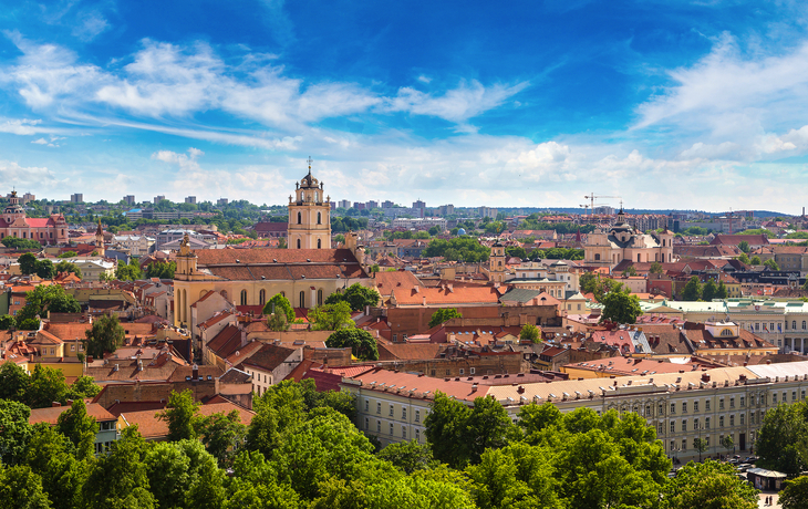 Panorama einer Stadt mit historischen Gebäuden und blauem Himmel. - © Sergii Figurnyi - stock.adobe.com