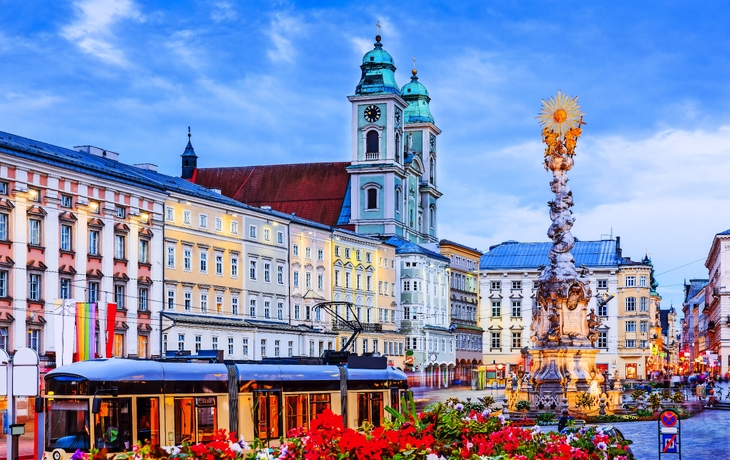 Stadtpanorama mit Kirchtürmen und Bergen im Hintergrund. - © Zechal - Fotolia