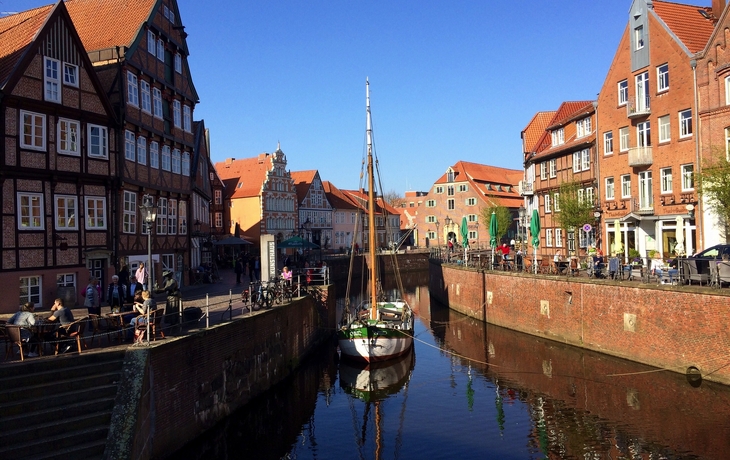 Historische Gebäude am Wasserkanal mit Segelboot und blauem Himmel. - ©André Franke - stock.adobe.com