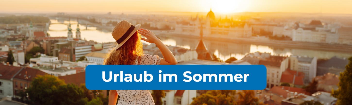 Urlaub im Sommer: Junge Dame schaut in die Ferne, Italien.