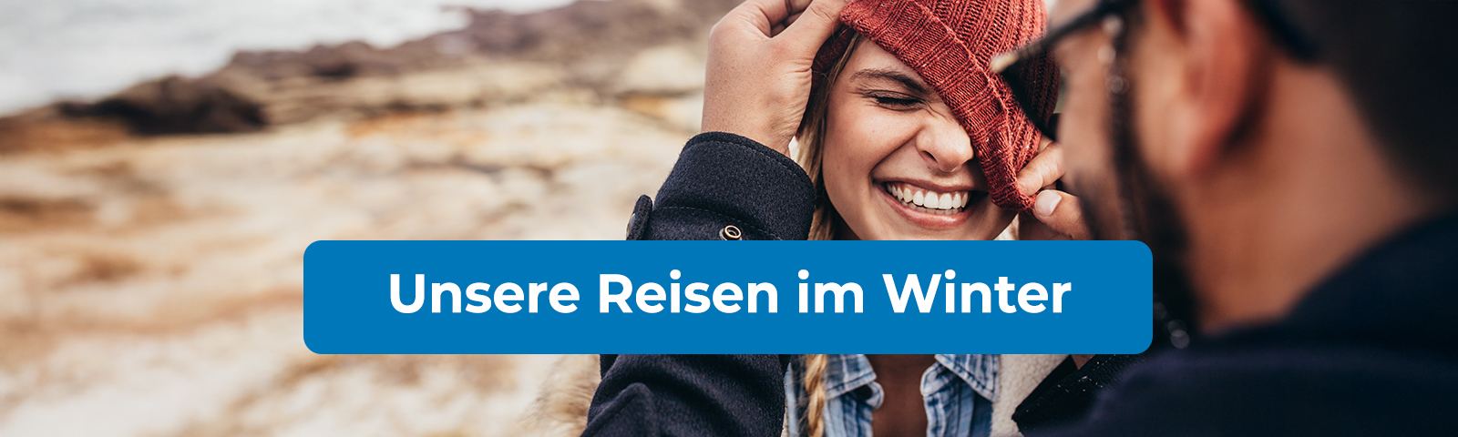 Unsere Reisen im Winter. Foto: Süßes Pärchen während ihres Winterurlaubs, Frau trägt eine Mütze
