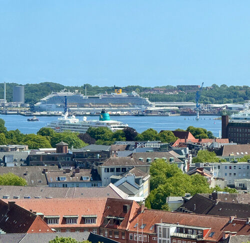 Blick über Kiel, viele Häuser und Wasser