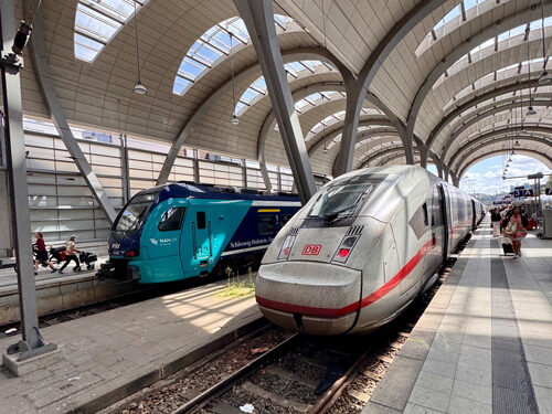 Zug im Bahnhof 
