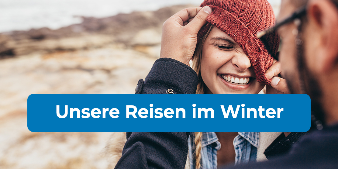 Unsere Reisen im Winter. Foto: Süßes Pärchen während ihres Winterurlaubs, Frau trägt eine Mütze